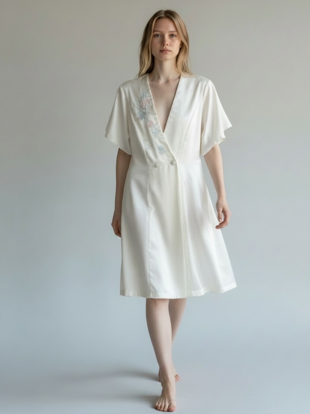 Elegant Vintage White Satin Dressing Gown with Embroidery     size Medium